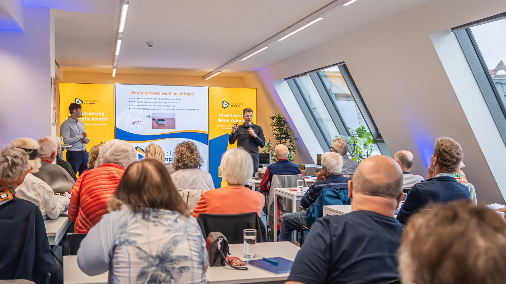 KI-Power Kurs Foerderung – Hintergrundbild Schulungsraum